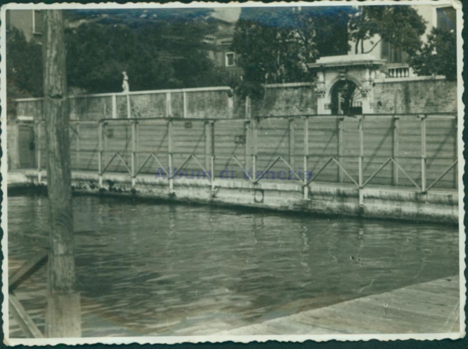 A view of the Passoni pool on the Zattere, Venice. In the background the wooden palisade that separated the pool from the foundations.