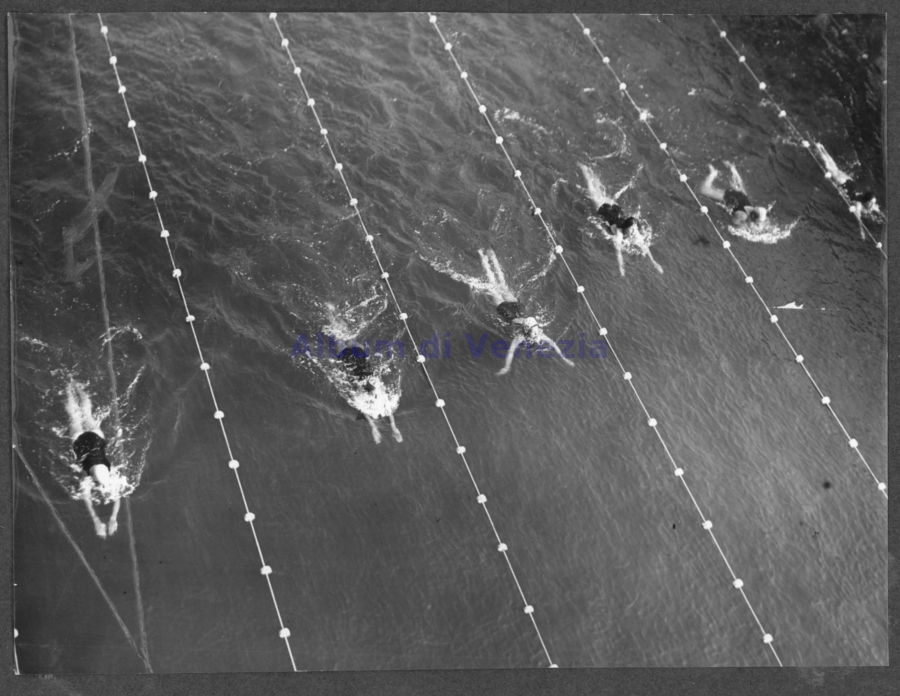 Breaststroke race at the Rari Nantes pool of the Dopolavoro Ferroviario - girls championship, 1943