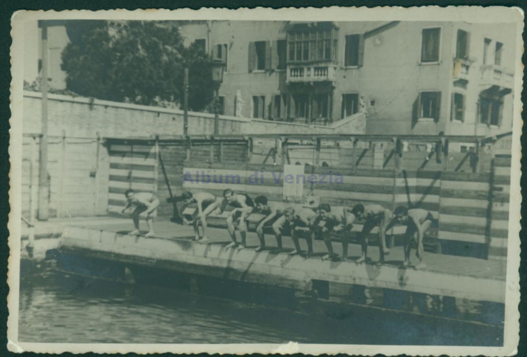 Athletes ready to dive at the edge of the Passoni pool on the Zattere, Venice. Album di Venezia.